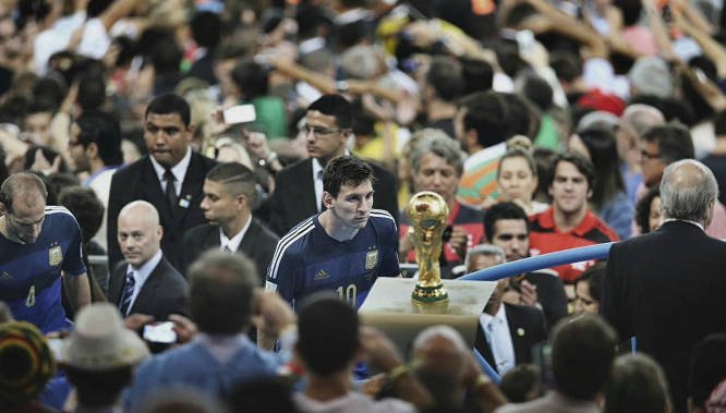 孔帕尼：凯恩和对手的手臂位置几乎一样，这种情况不该判点球（孔帕尼质疑判罚：凯恩与对手手臂位置几乎一致，不应判点球）