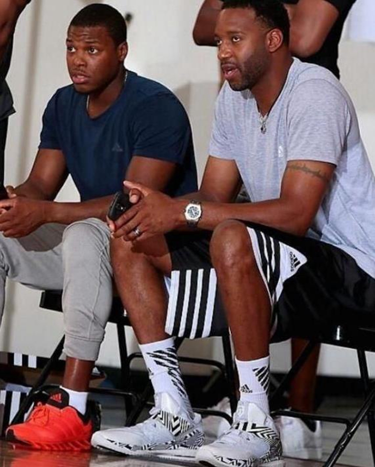 布斯克茨与阿尔巴现身迈阿密网球表演赛，为同胞阿卡助阵（布斯克茨、阿尔巴亮相迈阿密网球表演赛，为同胞阿卡助威）